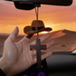 🤠 49 % DE RÉDUCTION MAINTENANT ! ✨ Chapeau de cow-boy et breloque en forme de croix pour voiture – Décoration religieuse pour voiture, métal durable et facile à clipser 🚗⛪